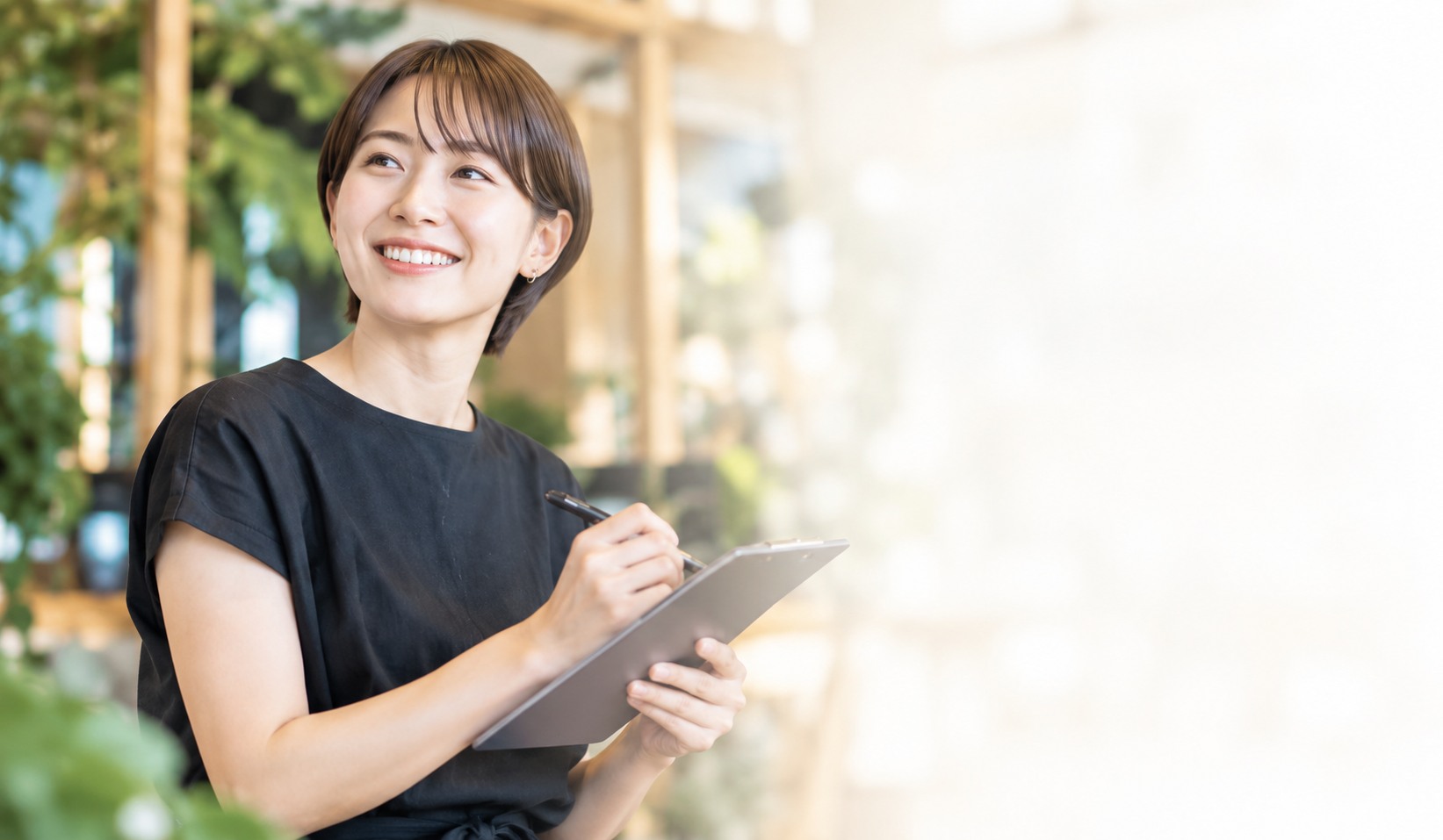 笑顔でお客様を迎える日本人店舗スタッフのイメージ