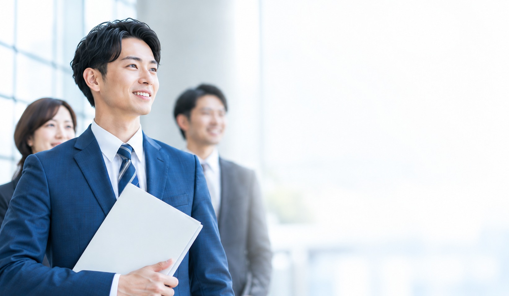 前向きな表情の日本人ビジネスパーソンのイメージ