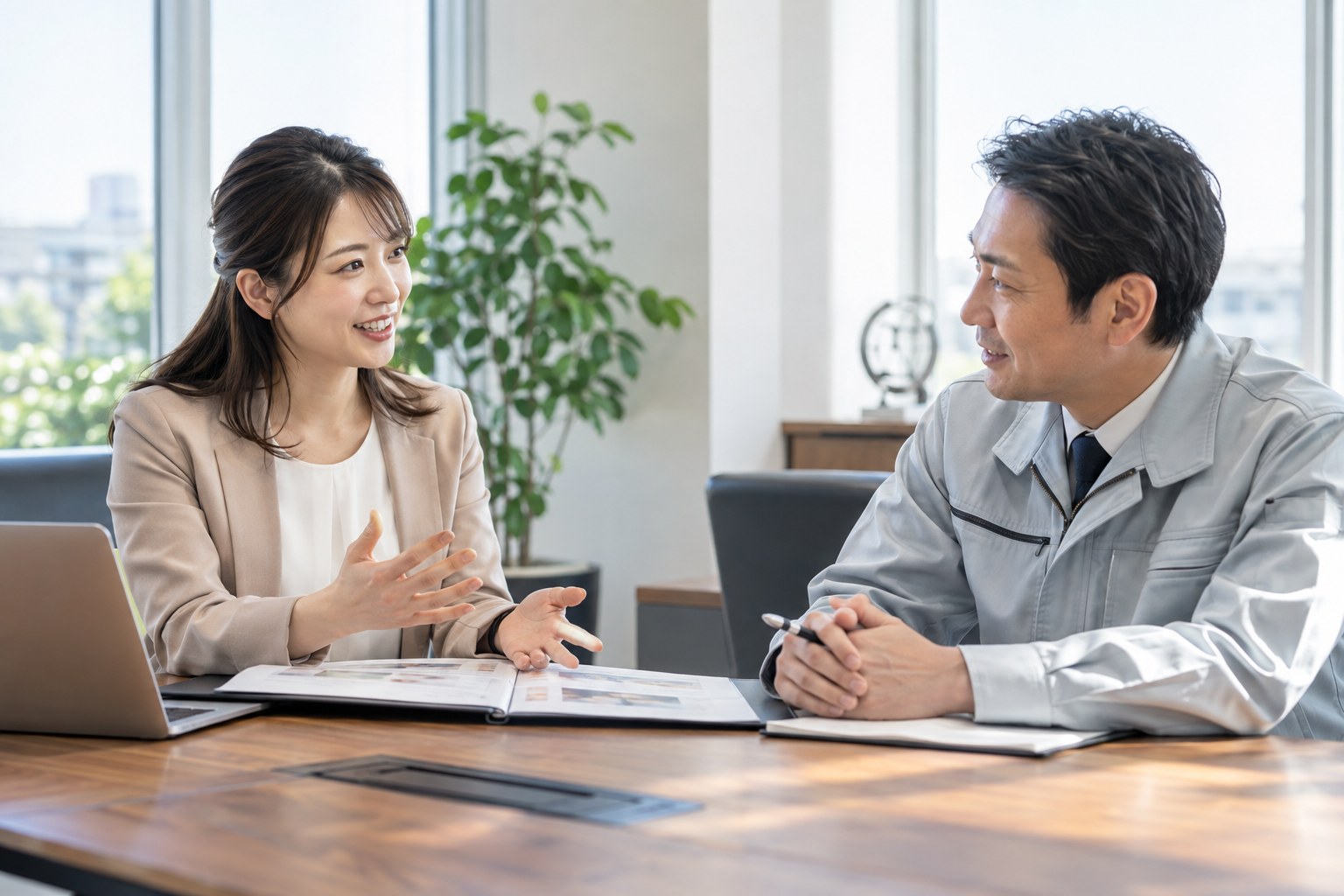 企業と人の出会いについて対話するビジネスシーンのイメージ